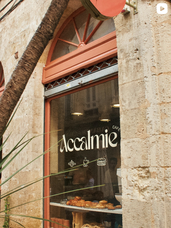 La vitrine du café Accalmie, rue Notre Dame